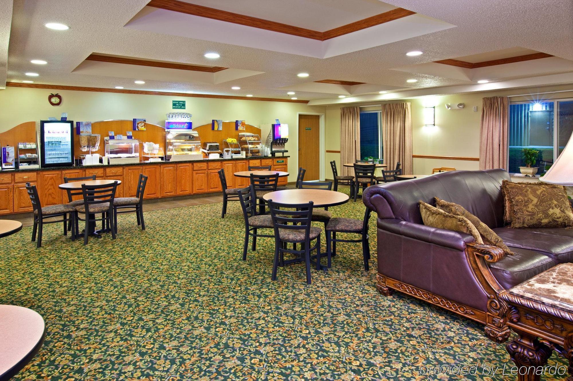Holiday Inn Express & Suites Logan, An Ihg Hotel Exterior foto