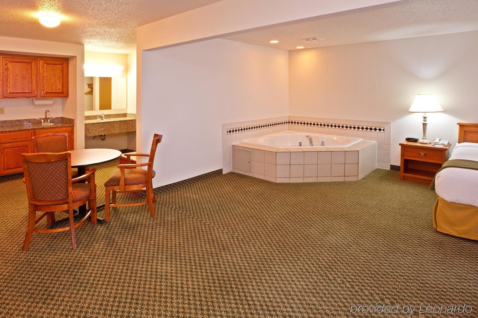 Holiday Inn Express & Suites Logan, An Ihg Hotel Zimmer foto